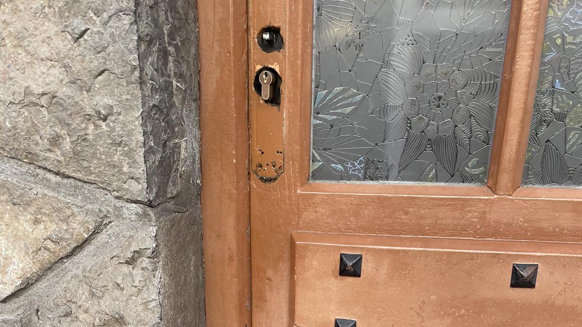 La cerradura del local.