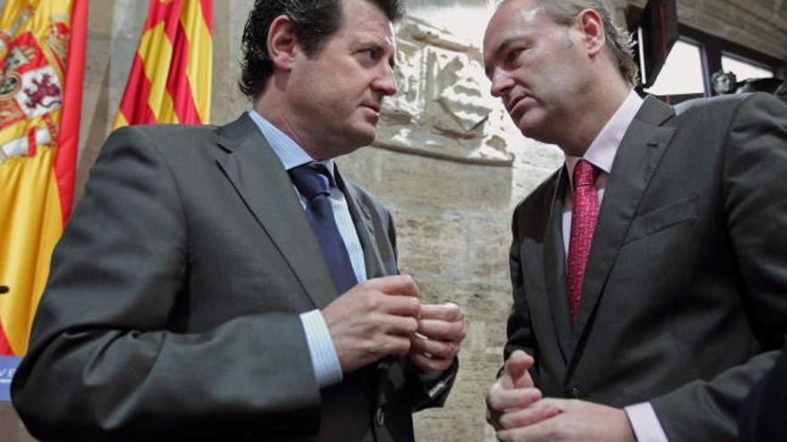 El president de la Generalitat, Alberto Fabra, habla con el vicepresident del Consell, José Ciscar, este mediodía