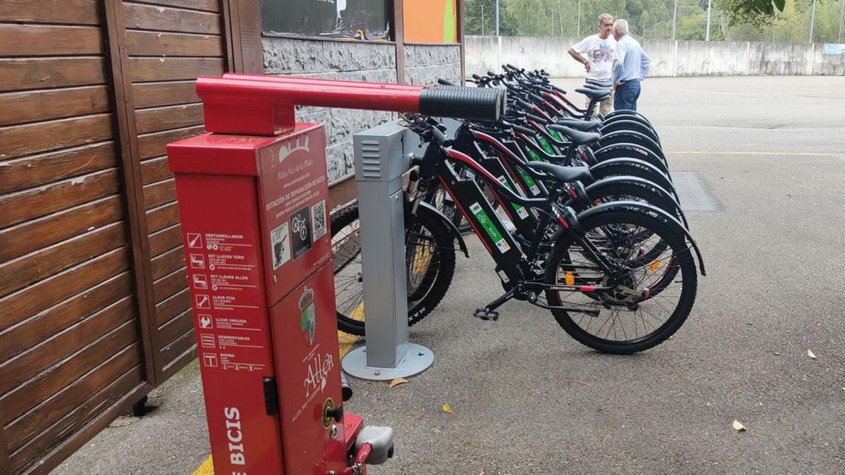 Las bicicletas eléctricas instaladas en un punto de recarga.