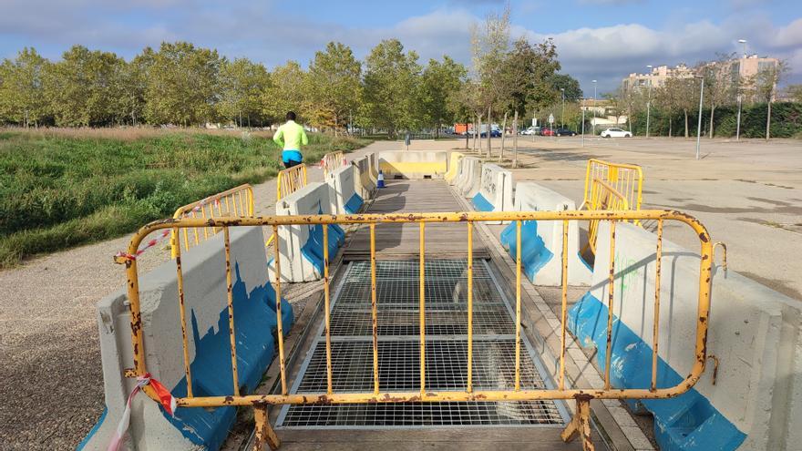 Reparen el forat perillós de la passera del parc de Jordi Vilamitjana de Girona