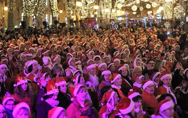 Hunderte Weihnachtsmänner tanzen in Palma