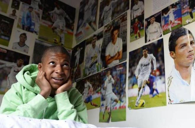 Mbappé de niño y rodeado de fotos de Cristiano Ronaldo en el Real Madrid