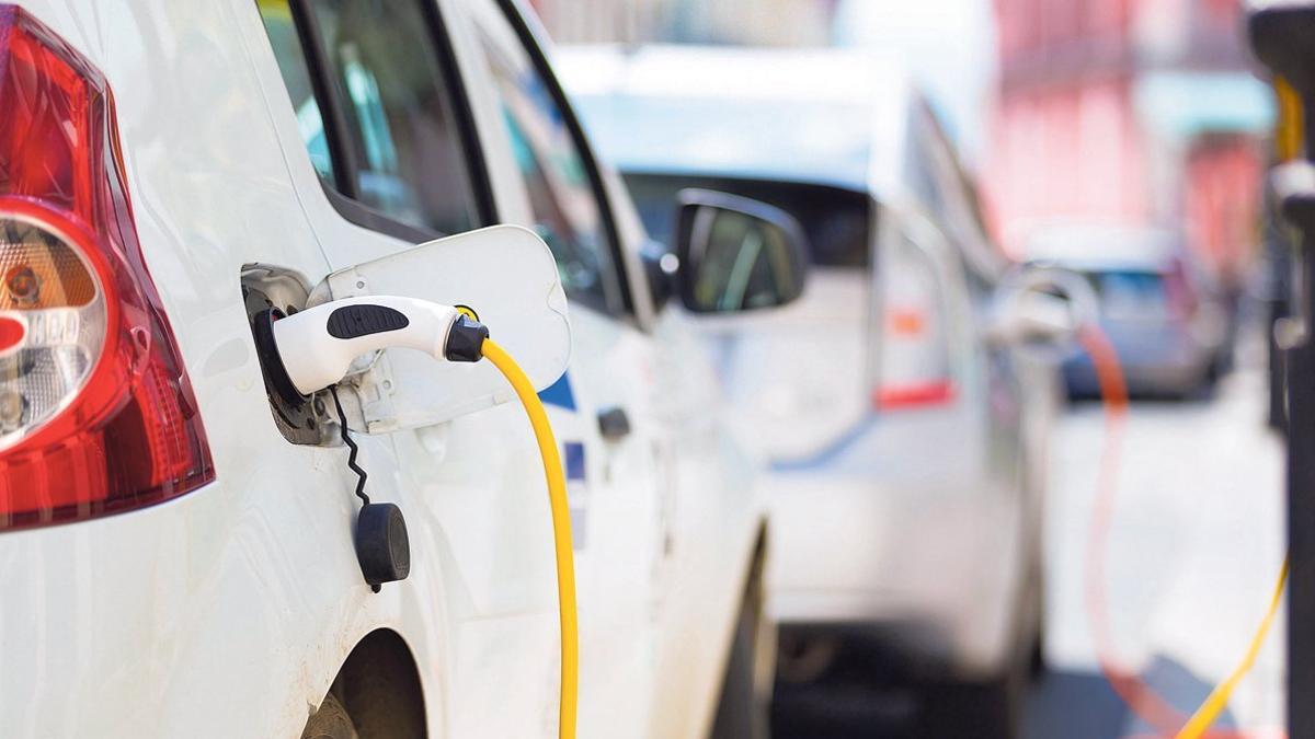 Un coche eléctrico durante la recarga