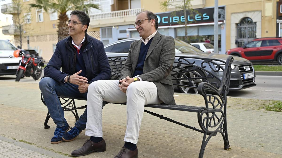 El alcalde Rafa Mateos y el edil Víctor Bazo, durante una visita a Casa Plata el pasado año para anunciar varias mejoras para el barrio.