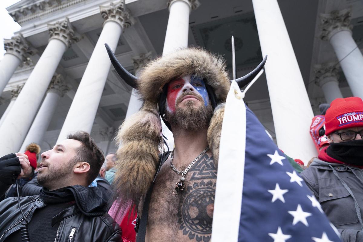 Archivo - Jacob Anthony Chansley, uno de los fans de Donald Trump que asaltó el Capitolio y seguidor de las disparatadas teorías de Qanon.