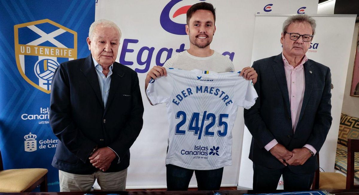 Juan Pelayo, Eder Maestre y Sergio Batista, en la presentación de ayer. | | MARÍA PISACA