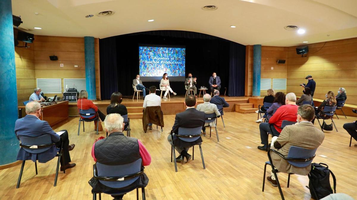 Imagen de la reunión celebrada hoy en Calvià entre la presidenta Armengol y representantes del sector económico.