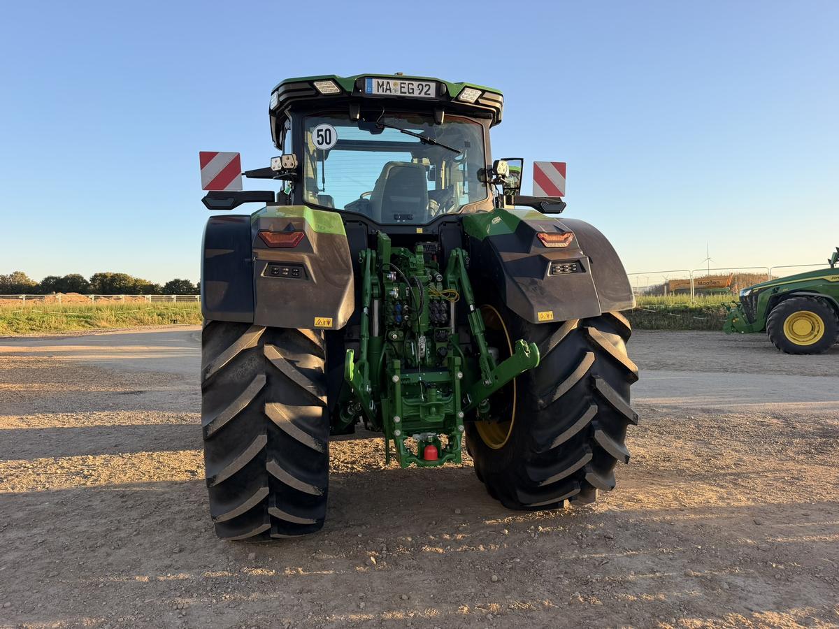 John Deere 6R.