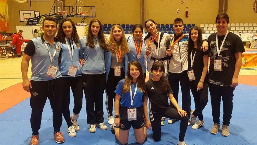 Parte de la expedición del Club Patiño en el Open de España, con los medallistas en el centro.