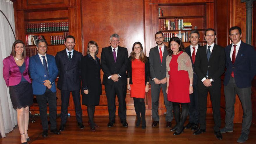 Los representantes de General Motors España junto a los directivos de Editorial Prensa Ibérica y del Grupo Godó-La Vanguardia