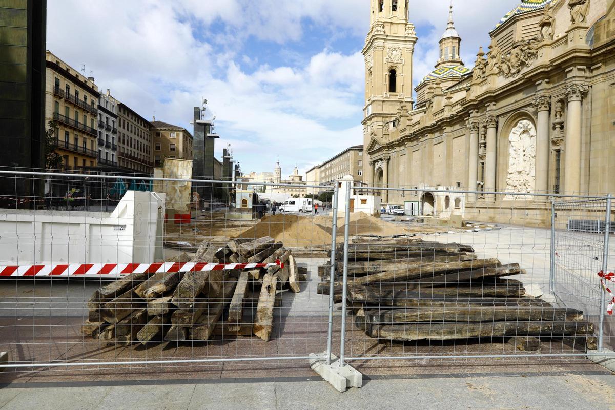 EN IMÁGENES | Comienza el montaje del belén de la plaza del Pilar