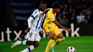 Lamine Yamal, ante Mohamed-Ali Cho de la Real Sociedad