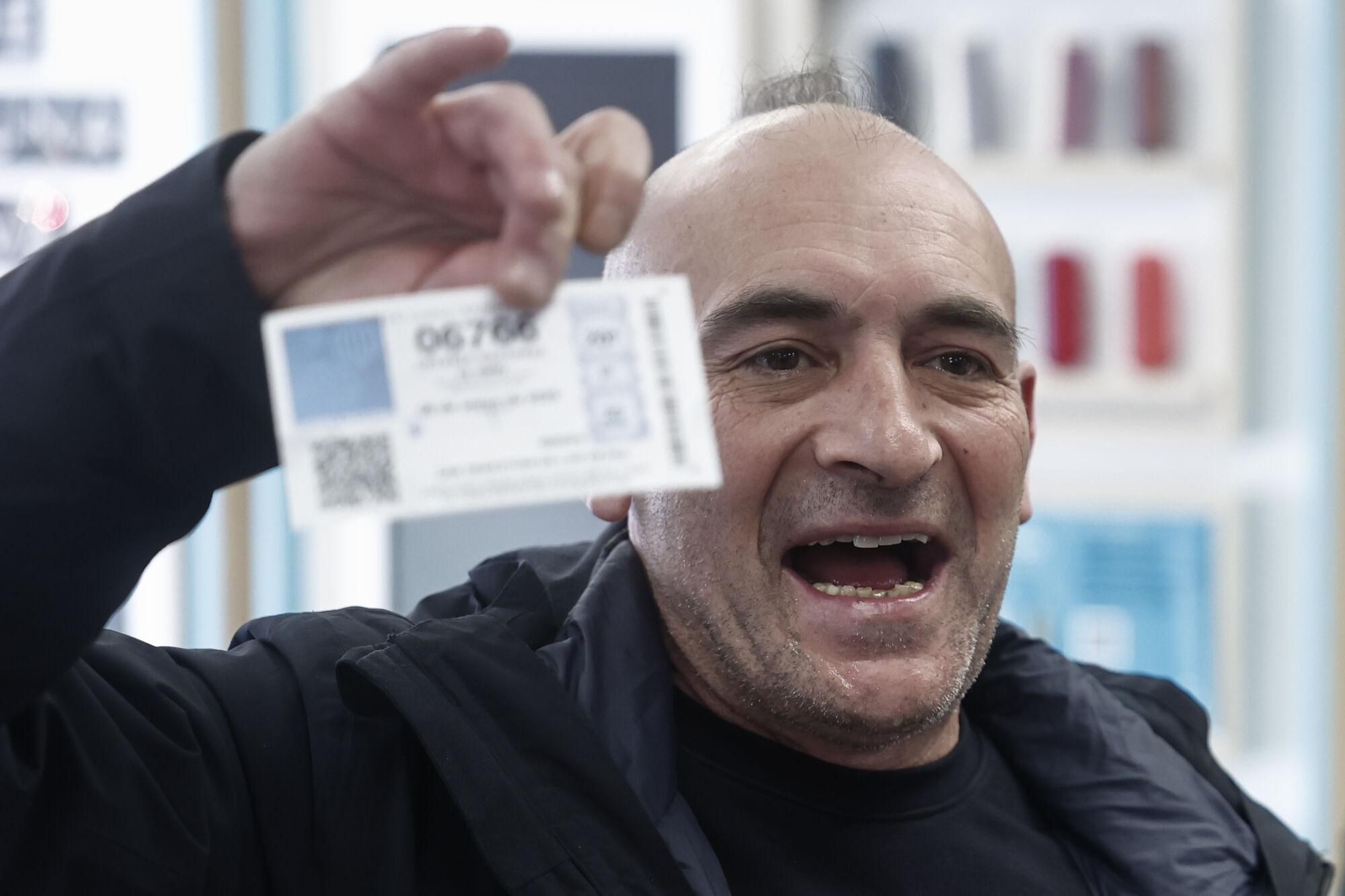 MADRID, 06/01/2025.- Vicente muestra su décimo del número 06.766 agraciado con el segundo premio del sorteo extraordinario de la lotería del Niño, vendido en una administración de San Sebastián de los Reyes. EFE/Sergio Pérez