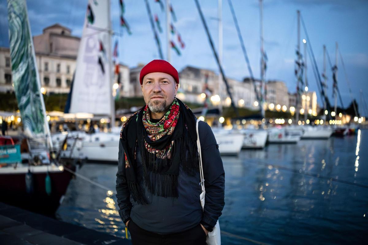 El activista ucraniano, Andryi Movtxan, posa en su barco atracado en el puerto de Augusta, Sicilia, donde la Global Sumud Flotilla ha hecho escala en su misión a la Franja de Gaza
