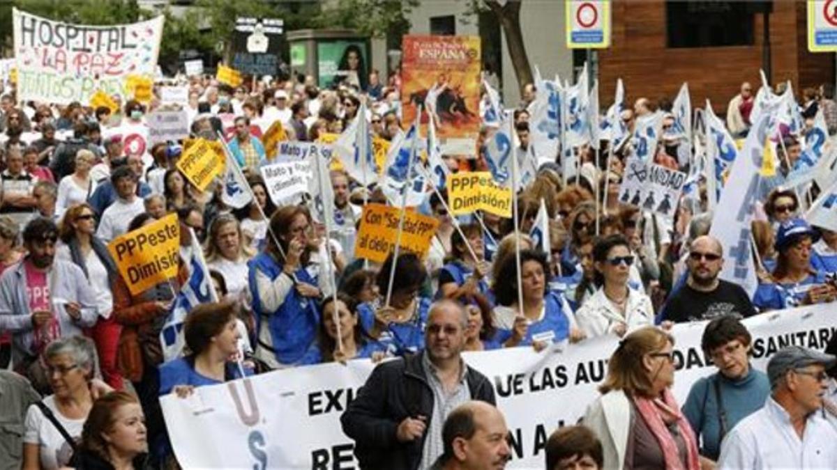 José Ramón (segundo por la derecha), hermano de Teresa Romero, la auxiliar de enfermería infectada de ébola, entre los participanes en la manifestación de la 'marea blanca' este domingo, en Madrid.