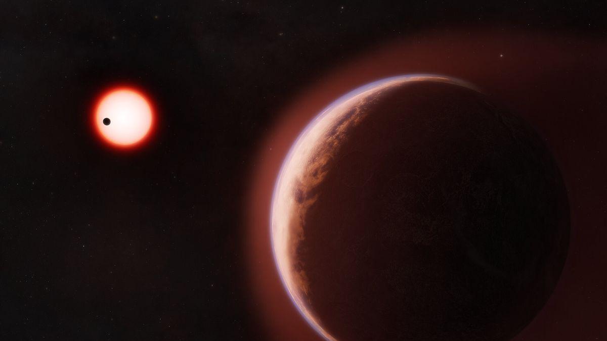 En esta ilustración, el exoplaneta LHS 1140 b se muestra en primer plano, rodeado por una atmósfera rica en helio. Otro planeta rocoso cercano orbita la misma estrella enana roja fría en la distancia.