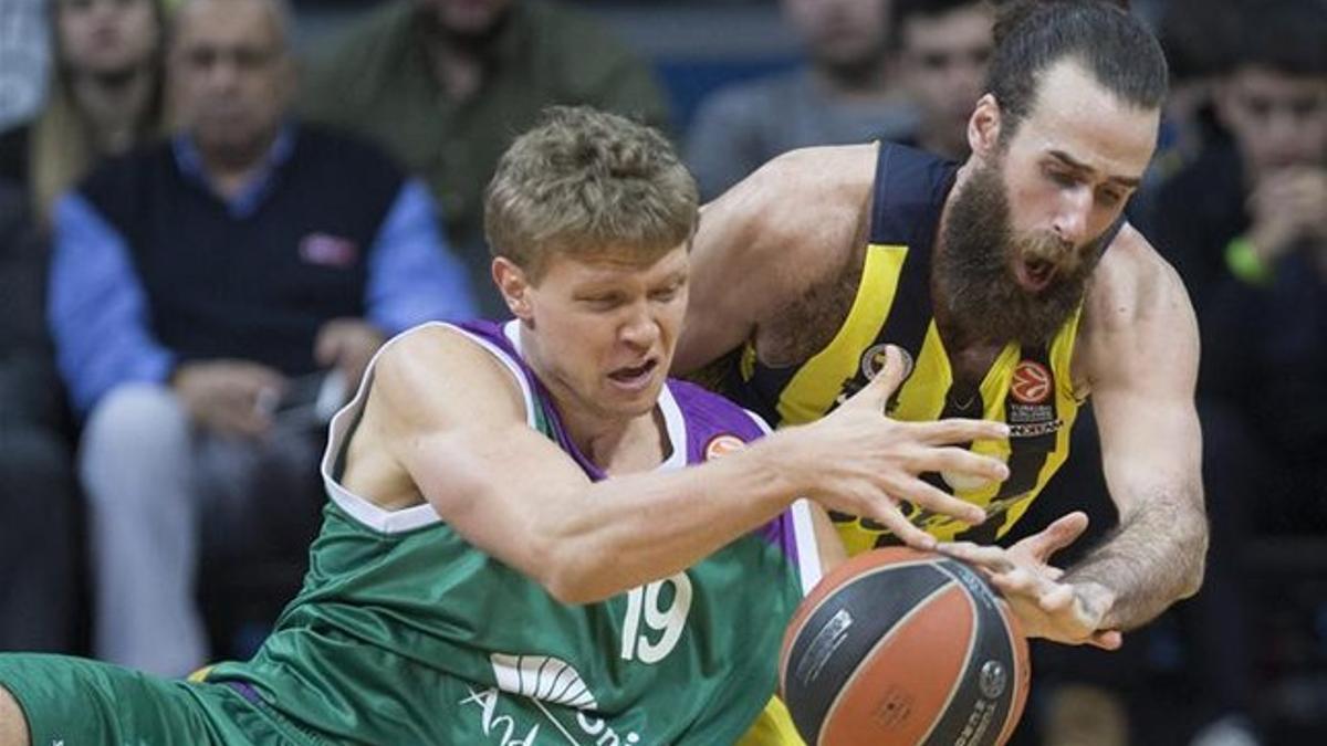 Kuzminskas pugna con Datome durante el duelo disputado en Estambul