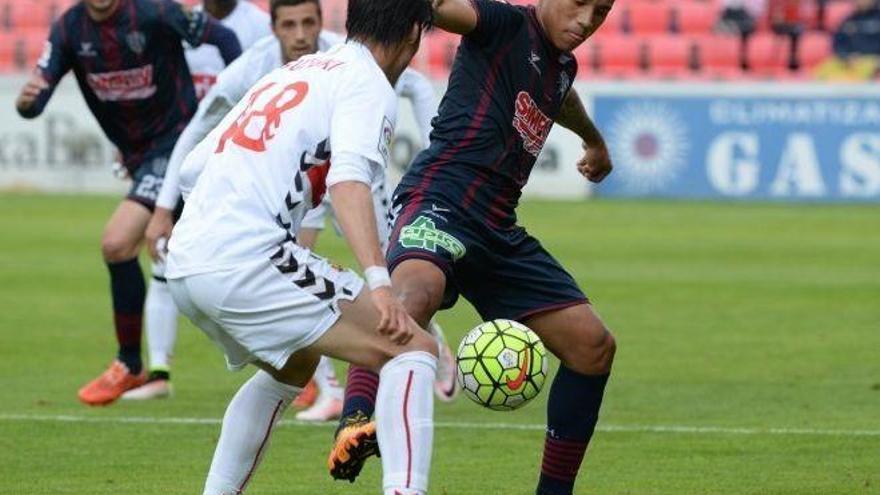 El Huesca tira de orgullo y fútbol para vencer al Nástic (2-0)