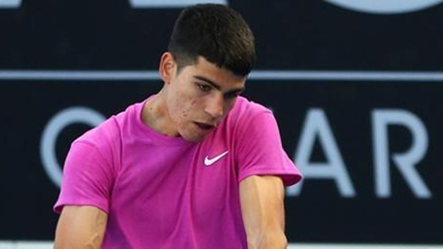 Carlos Alcaraz gana su segundo partido en la previa del Abierto de Australia