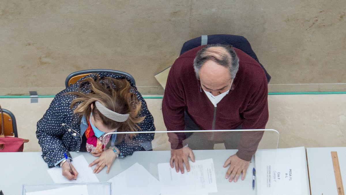 Los catedráticos Amparo Navarro y José Vicente Cabezuelo se disputan este jueves el Rectorado de la UA