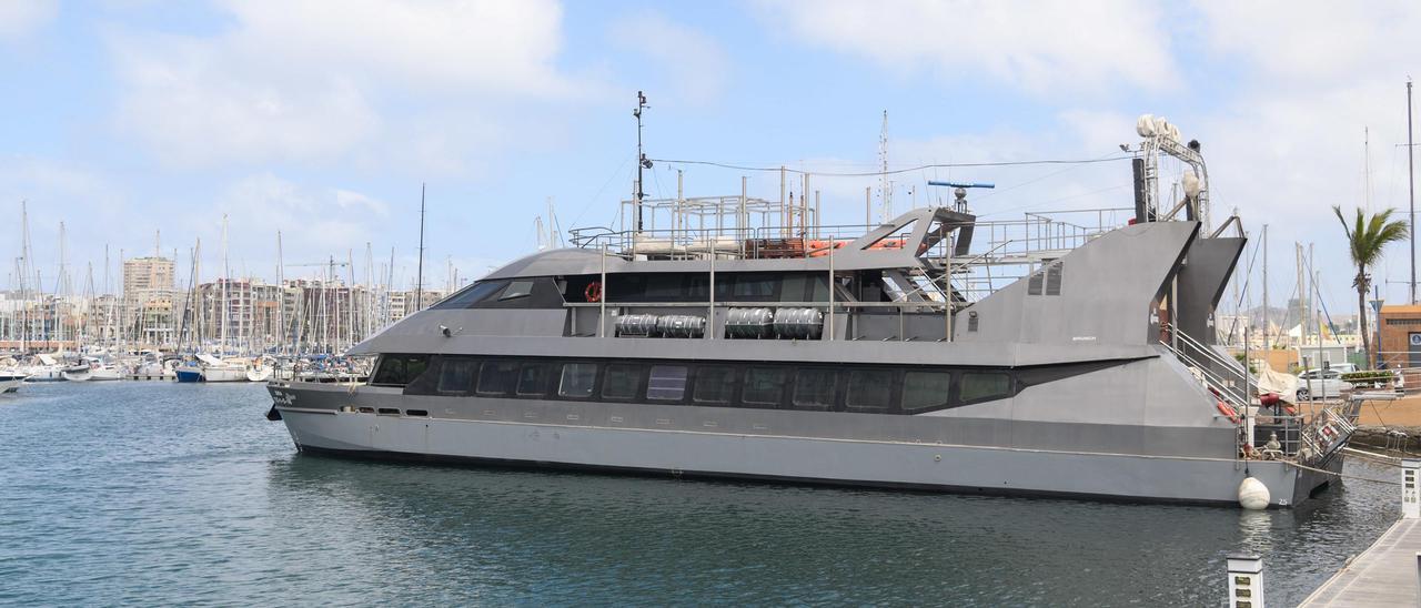 El catamarán Sira, atracado en el Muelle Deportivo de Las Palmas de Gran Canaria.