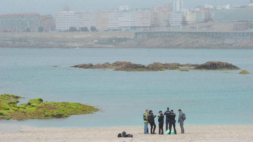 El cuerpo de la fallecida, en la playa de Riazor.
