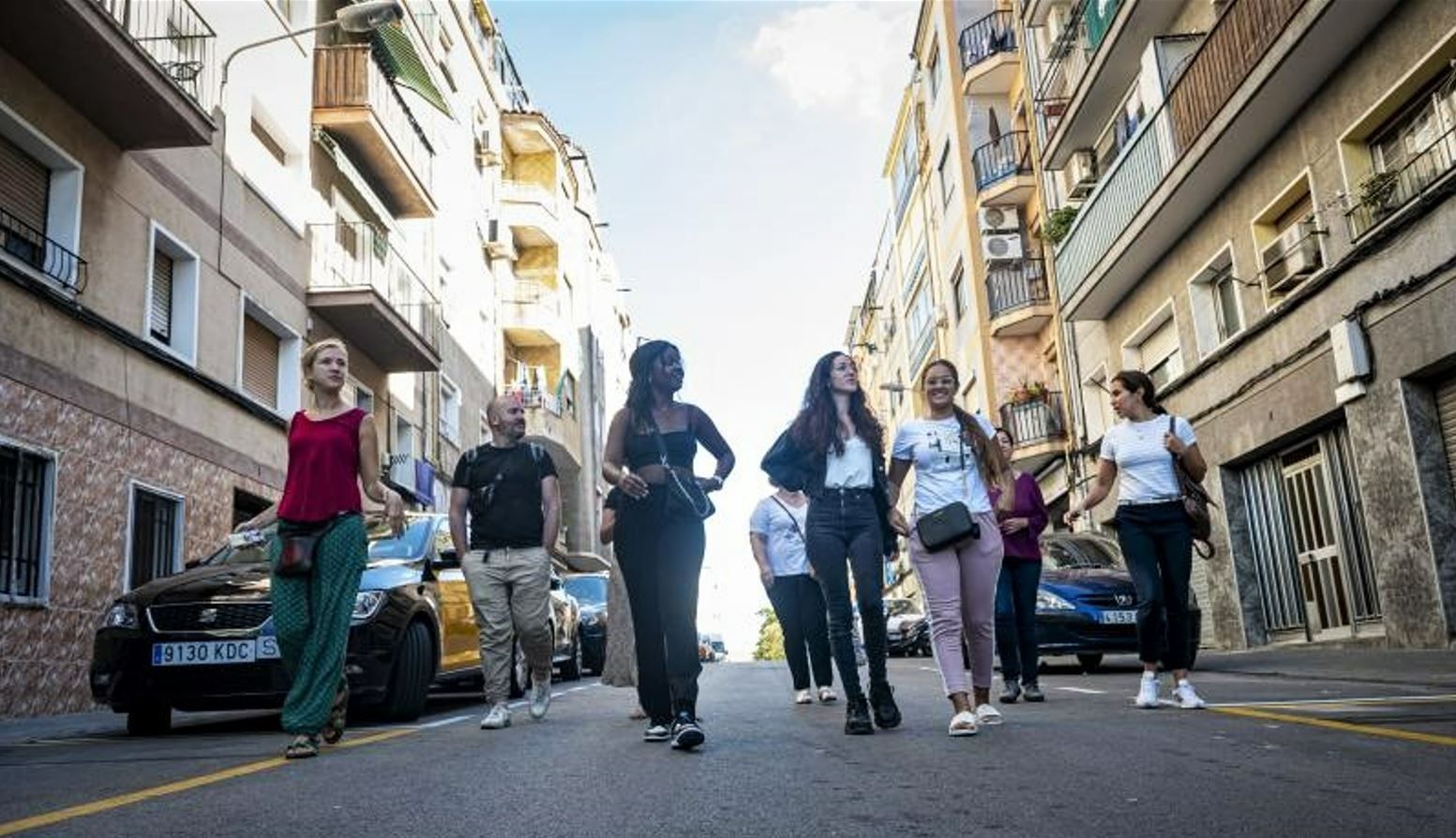 Integrantes de la AViV La Florida y de la CONFAVC pasean por el barrio de La Florida de L'Hospitalet para detectar espacios poco seguros o mal urbanizados.