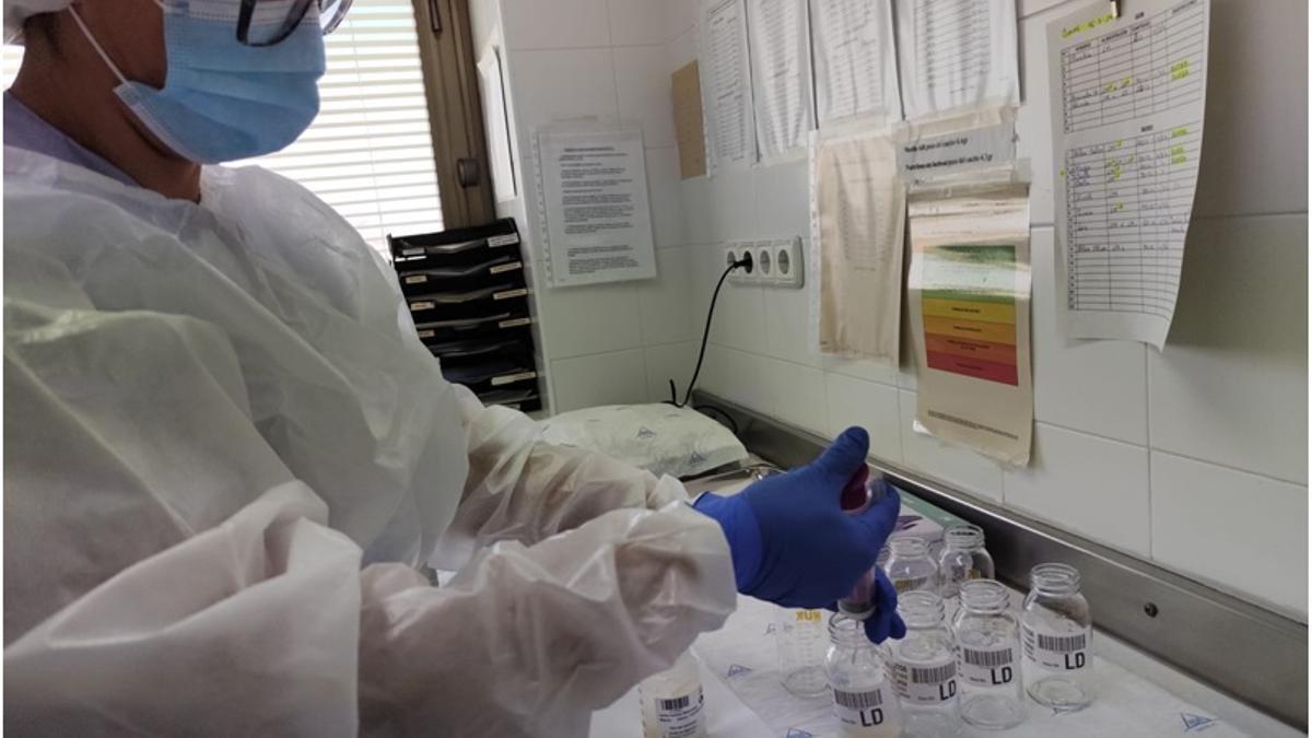 Una enfermera maneja los tarros de leche materna donada en el Hospital General de Elche