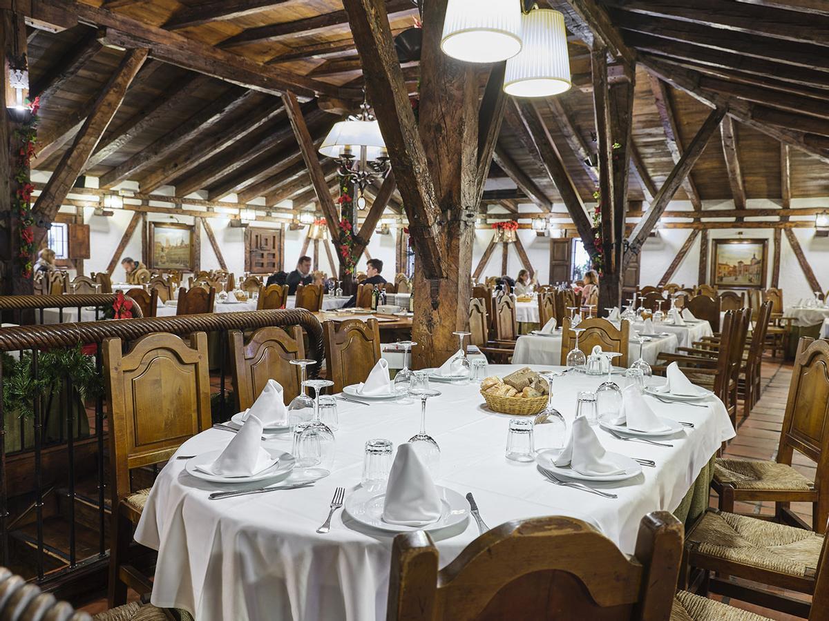 'La Posada de la Villa' ha convencido al escritor con su cordero lechal, protagonista indiscutible de su oferta gastronómica
