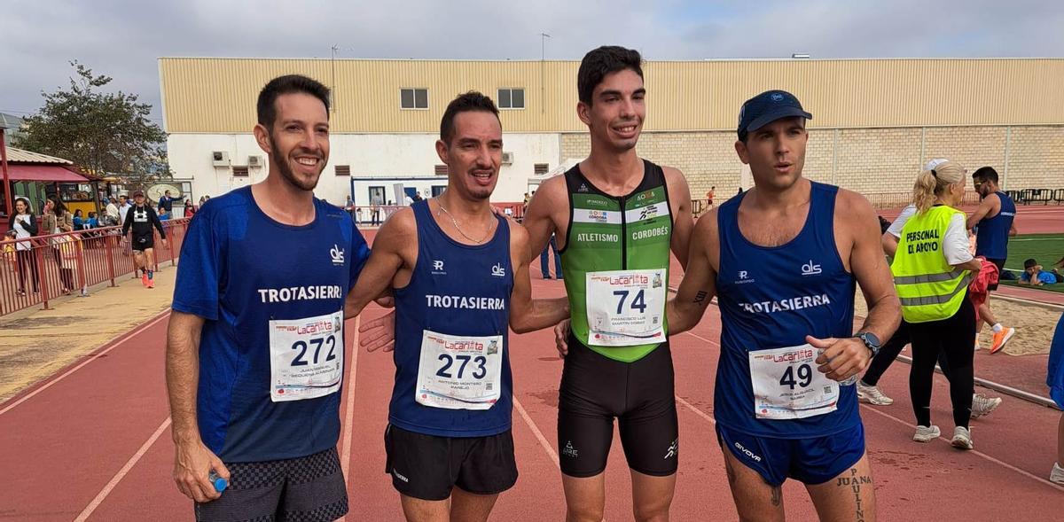 Francisco Luis Martín, tercero por la izquierda, tras vencer en La Carlota.