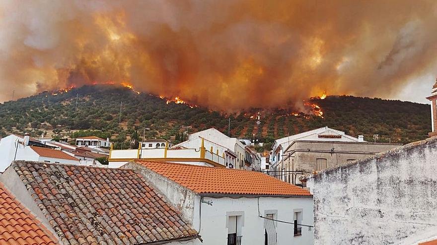 El incendio amenaza con alcanzar las casas en Villaharta. 