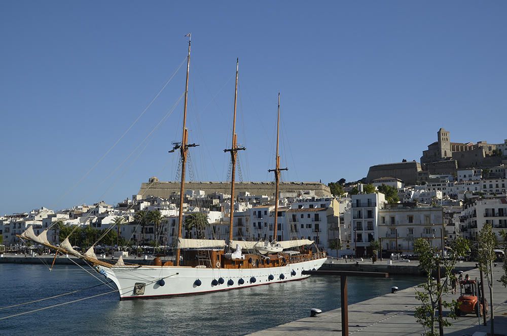 Cruceros y grandes yates en Ibiza