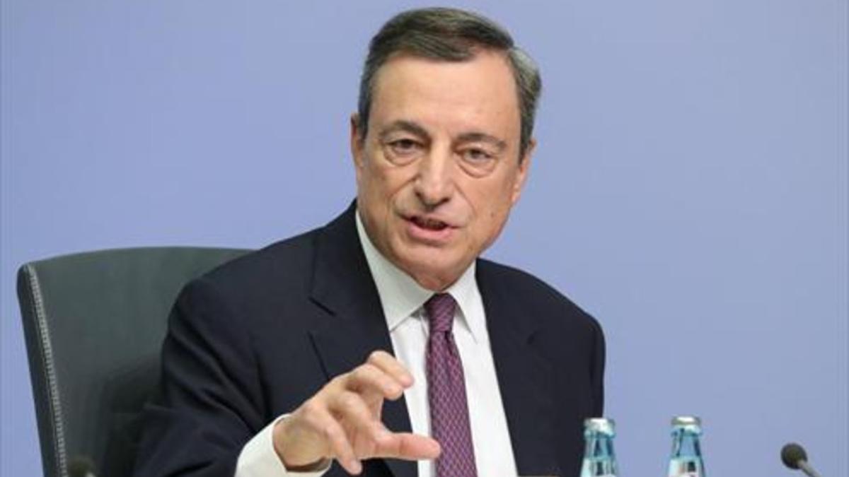 Mario Draghi, presidente del Banco Central Europeo, se dirige a los periodistas, ayer en Fráncfort.