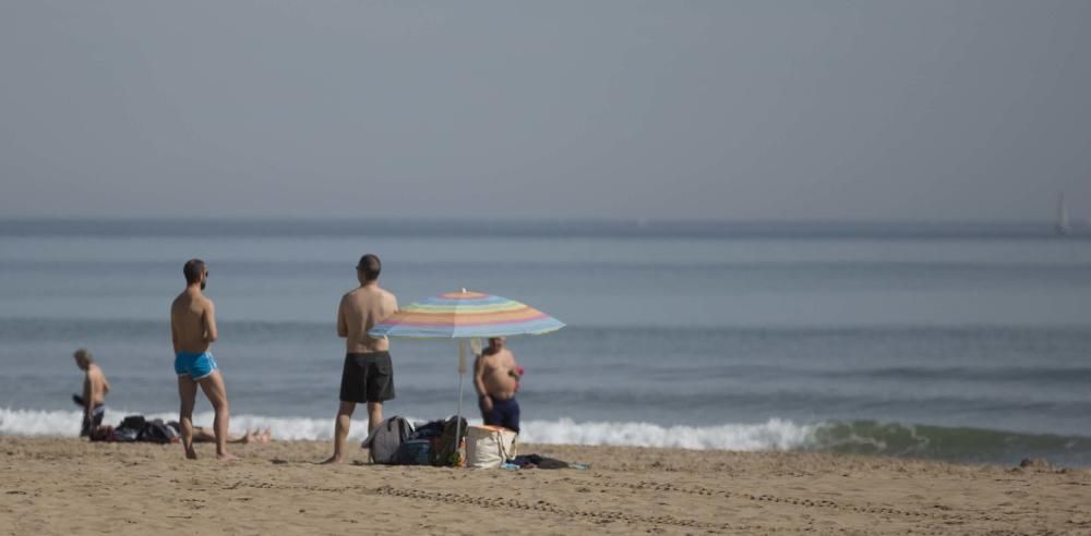 Numerosas personas han disfrutado de la jornada festiva y el sol en la playa.