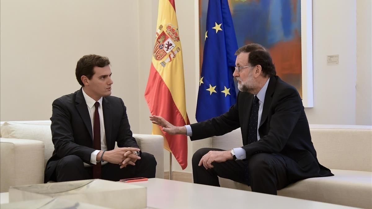 zentauroepp40389005 spanish prime minister mariano rajoy r speaks with with sp171002182950 zentauroepp40389005 spanish prime minister mariano rajoy r speaks with with sp171002182950
