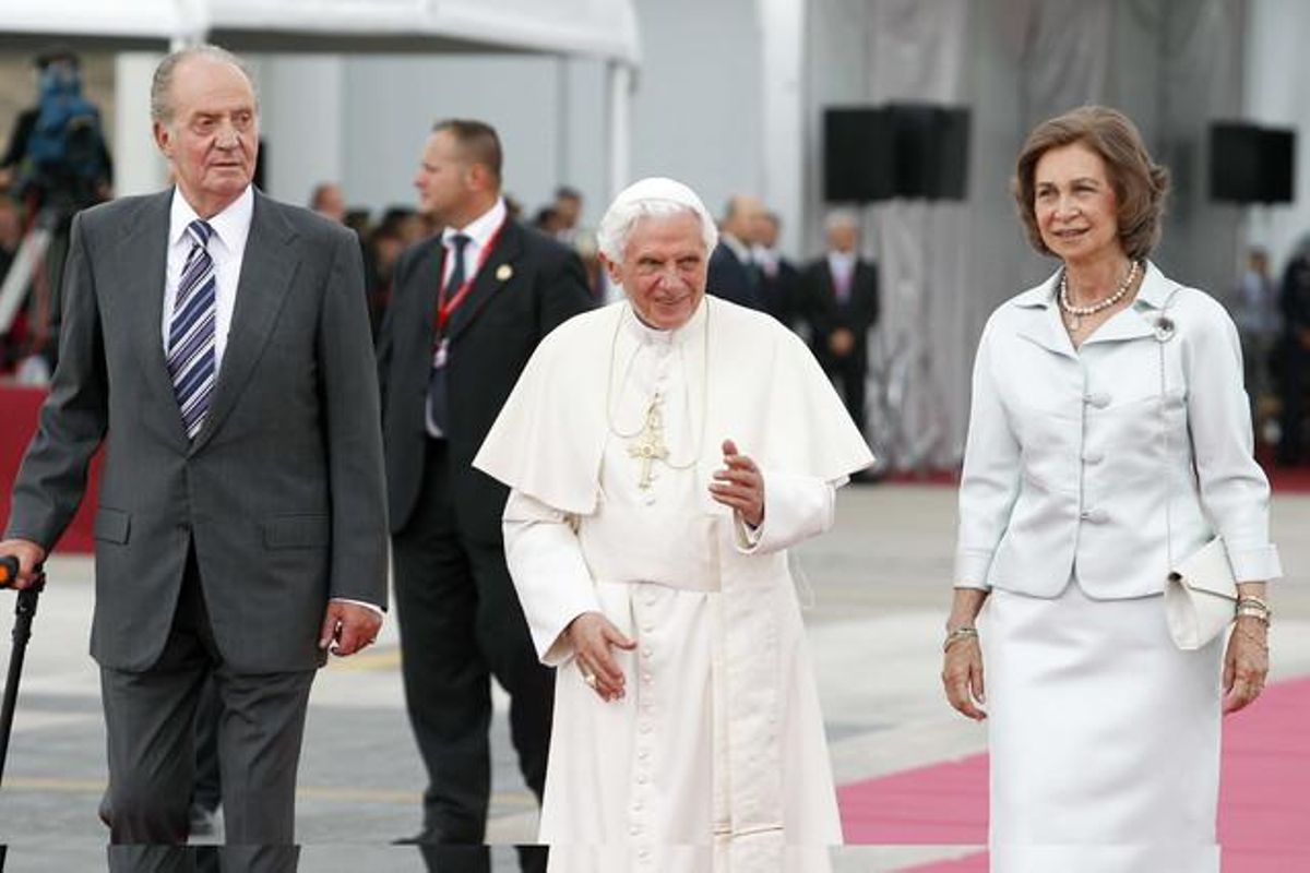 Els reis d’Espanya acompanyen al papa Benet XVI cap al seu avió durant la cerimònia de comiat a l’aeroport de Barajas.