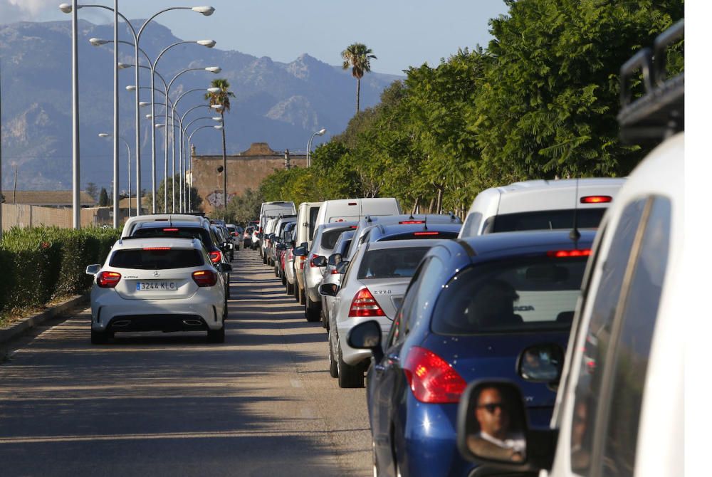Primer día de cortes en la carretera de Manacor con largas retenciones en toda Palma