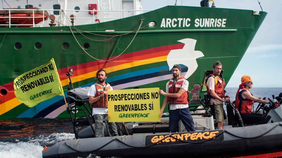 El rompehielos de Greenpeace llega a Barcelona para exigir ambición climática en la COP30