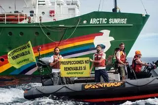 El rompehielos de Greenpeace atraca en Barcelona para exigir "acción climática" a la cumbre del clima