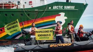 El rompehielos Arctic Sunrise de Greenpeace, durante una acción de protesta.