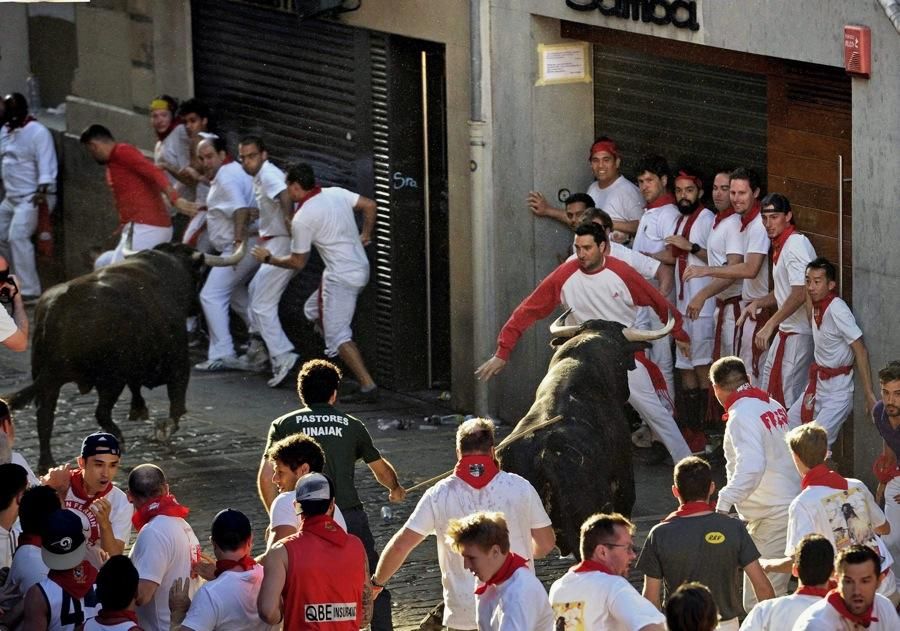 El segon dia dels Sanfermines comença amb un dels 'encierros' més llargs dels últims anys.