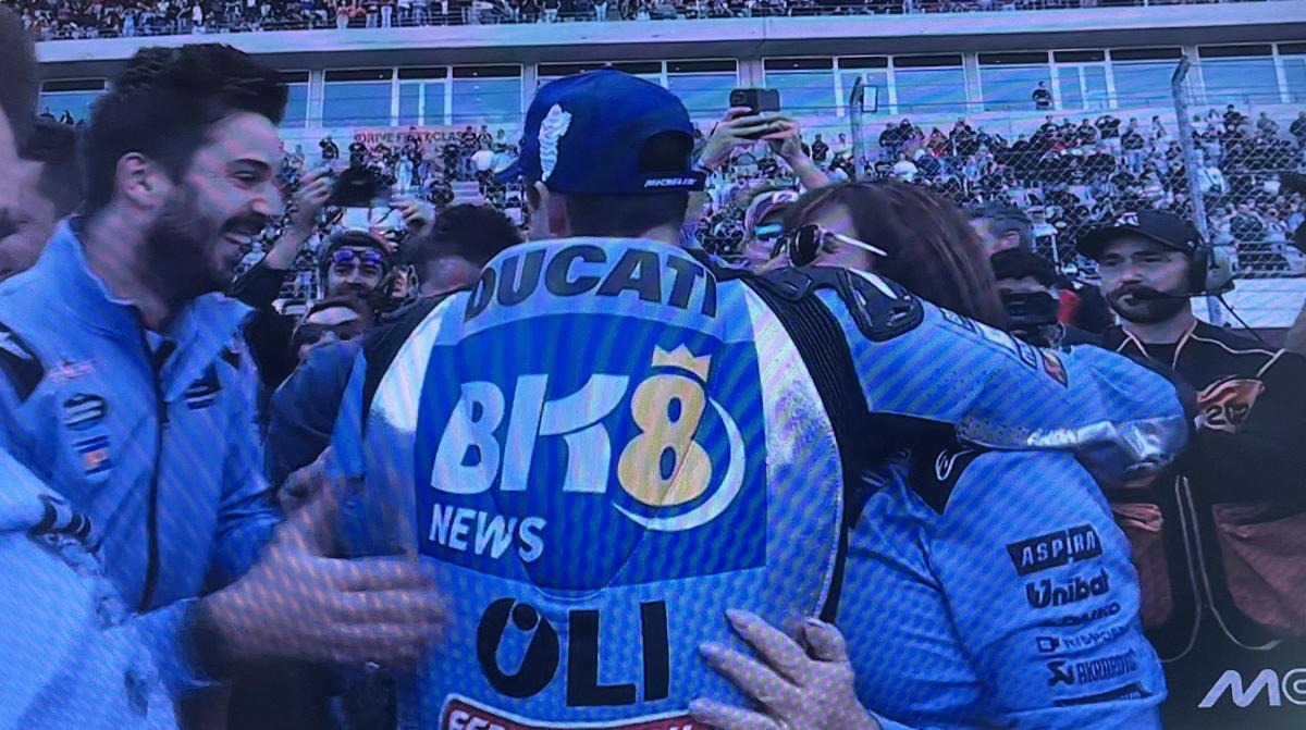 Nadia Padovani, viuda de Fausto Gresini, abraza a Àlex Márquez en presencia de Michele Masini, Director Deportivo de su equipo.