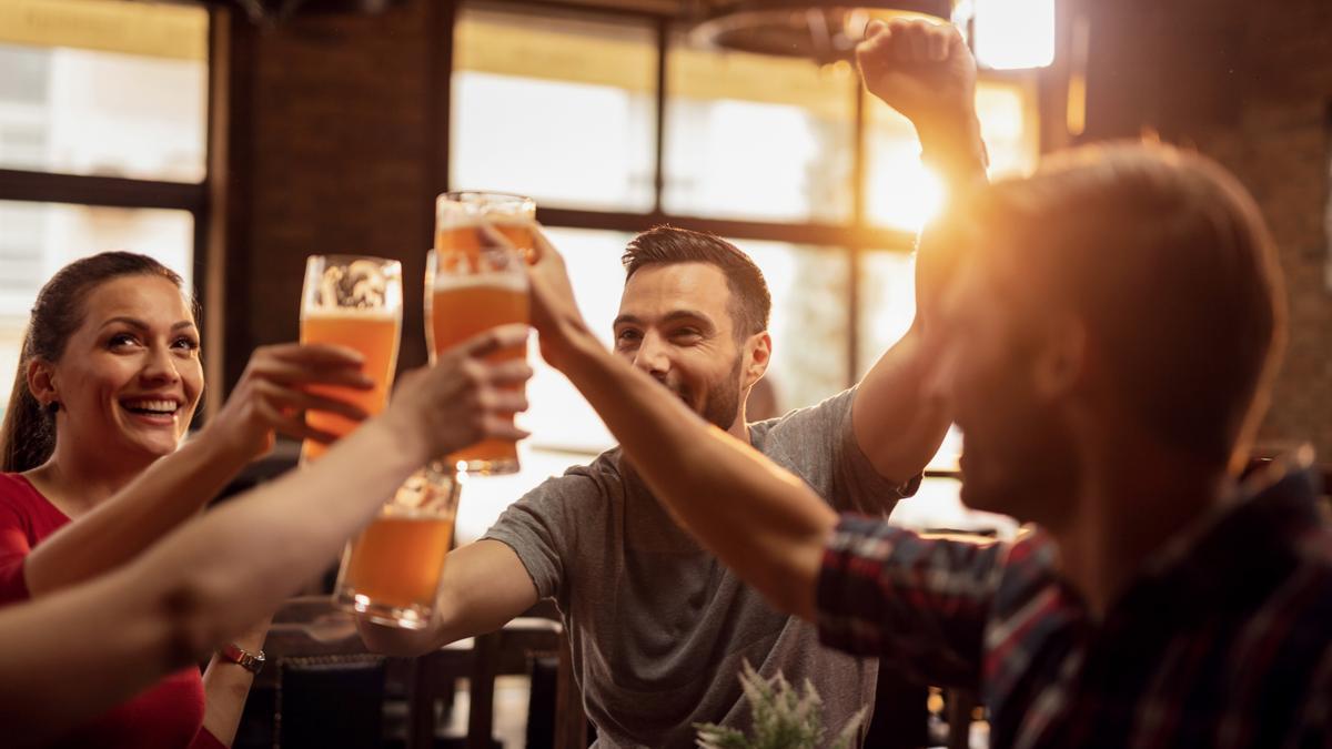 Gente bebiendo cerveza