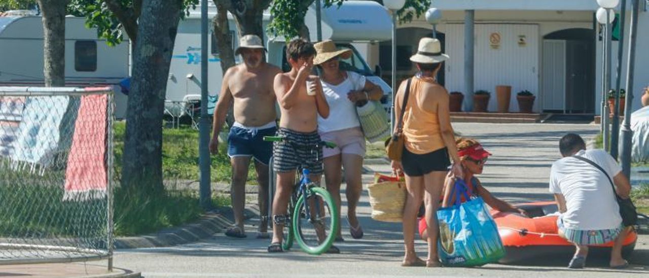 El sector turístico espera un buen verano. En la imagen, usuarios de un camping de la comarca, ayer.