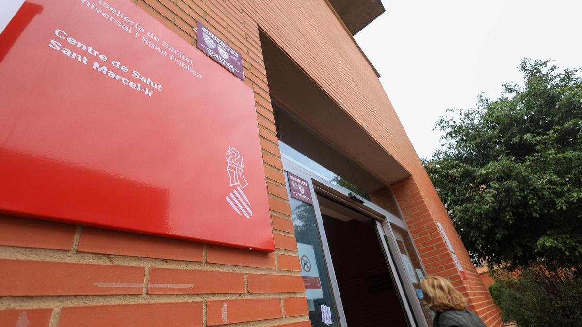Una mujer entra en el centro de salud de San Marcelino, uno de los elegidos para la prueba piloto.