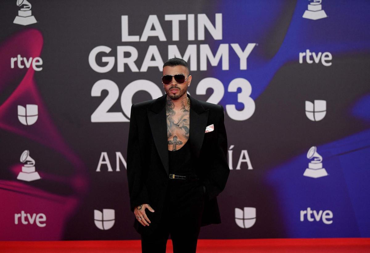 Rauw Alejandro en la alfombra de los Latin Grammy 2023