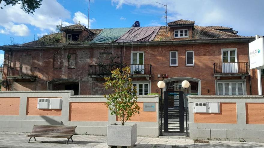 Hunosa arreglará los históricos chalés que quedan en pie en la calle La Unión de Langreo