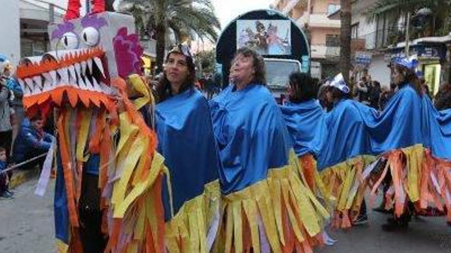 Santa Eulària vive hoy una rúa de carnaval con 800 participantes