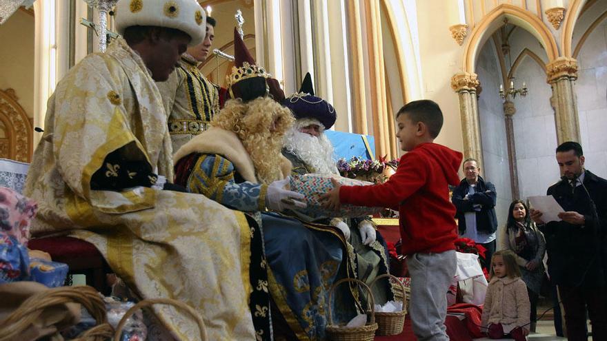 Los niños se acercaban ilusionados a los monarcas para recibir sus regalos.