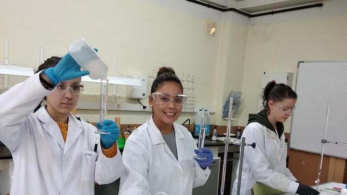 Alumnado del CFGM en operaciones de laboratorio.